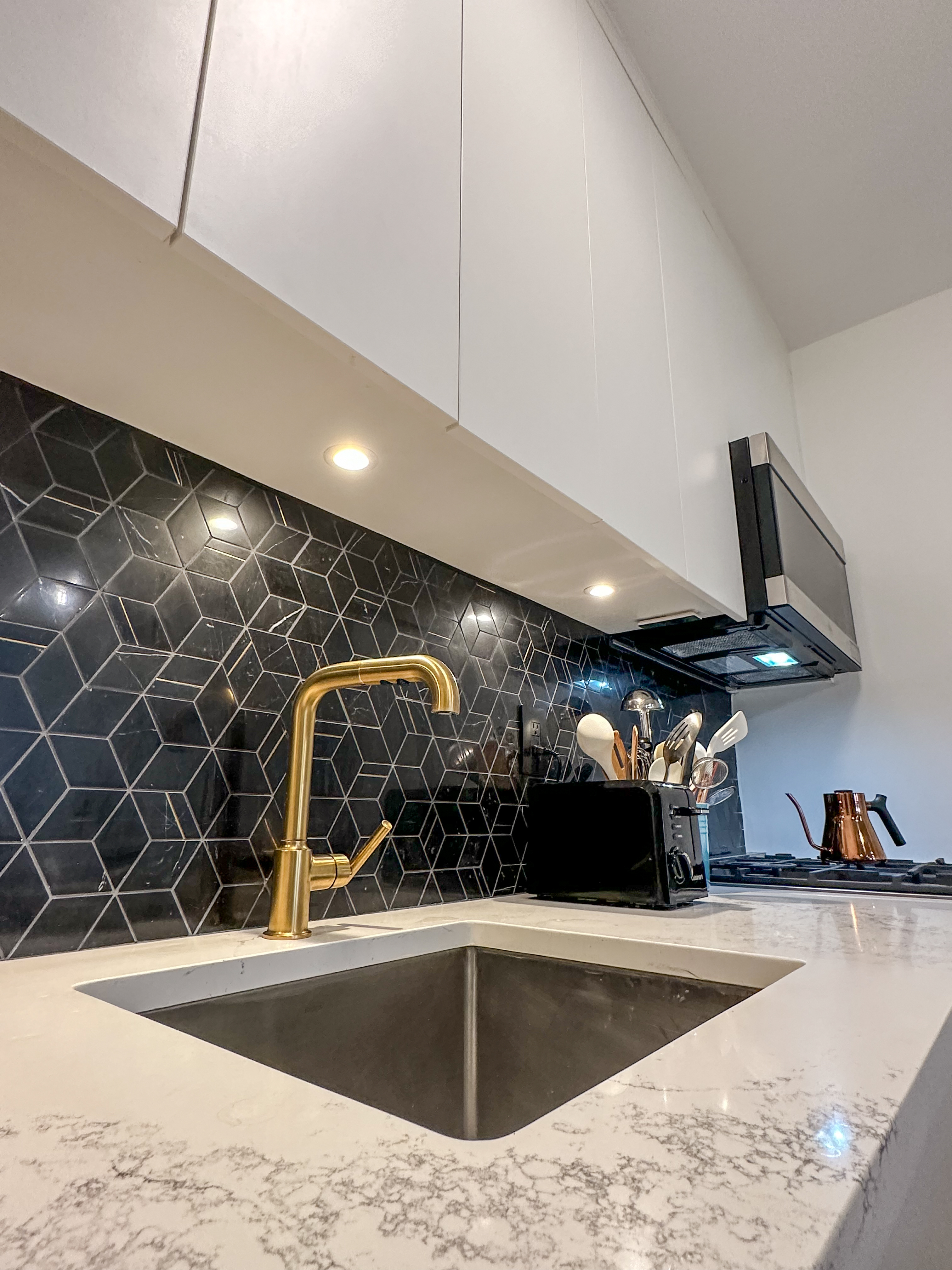 Counter detail — 3D diamond tile, Calacatta marble, brass faucet